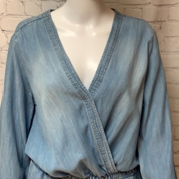 Chelsea & Violet Blue Chambray Denim Frayed Edge V Neck Shorts Romper Sz M - Picture 2 of 12